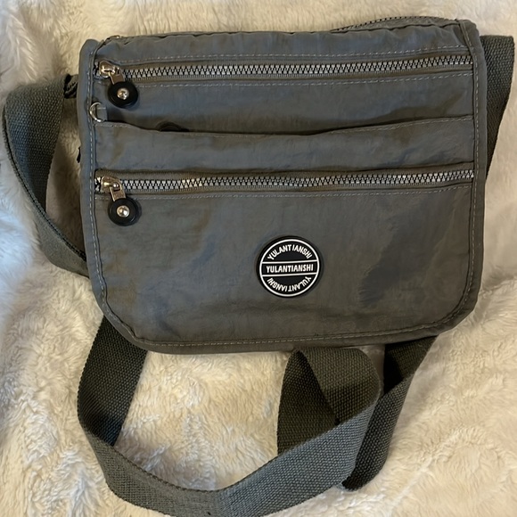 Travel purse with lots of pockets and adjustable strap grey - Picture 8 of 9